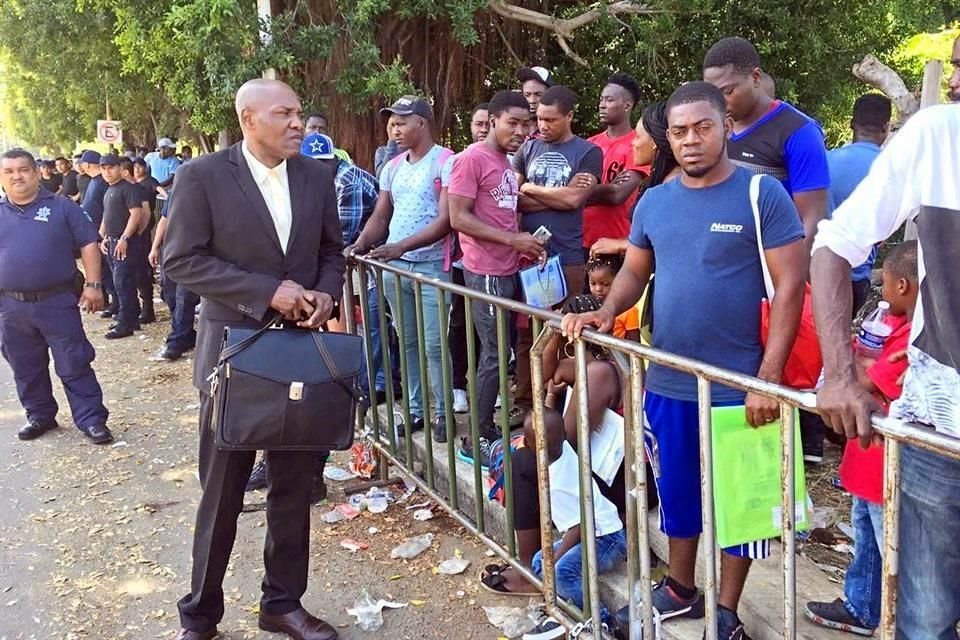 Ya son miles los migrantes de Haití que han llegado a CDMX, olvidando el sueño americano y sin que el Gobierno resuelva sus solicitudes.