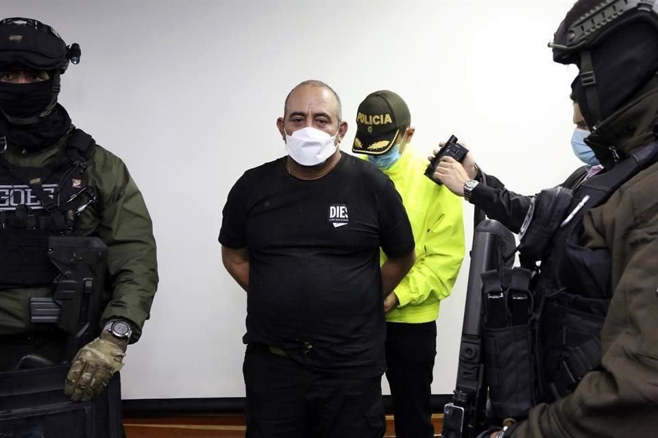 Alias 'Otoniel' escoltado por agentes del Ejército a su llegada a Bogotá.
