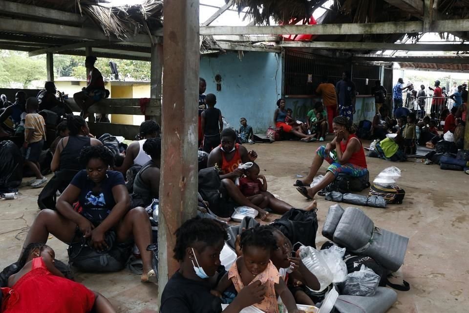 Migrantes descansan en un centro de recepción temporal en Lajas Blancas, Darién, Panamá.