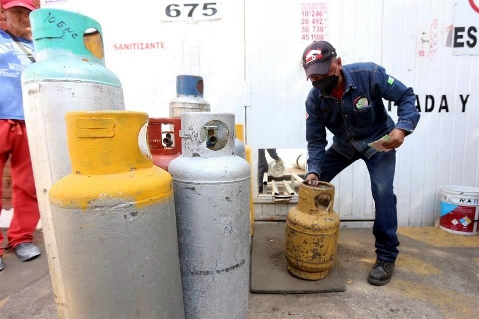 Alrededor de 70 por ciento de los transportistas de gas y gasolina ya tienen el código QR, dijo.