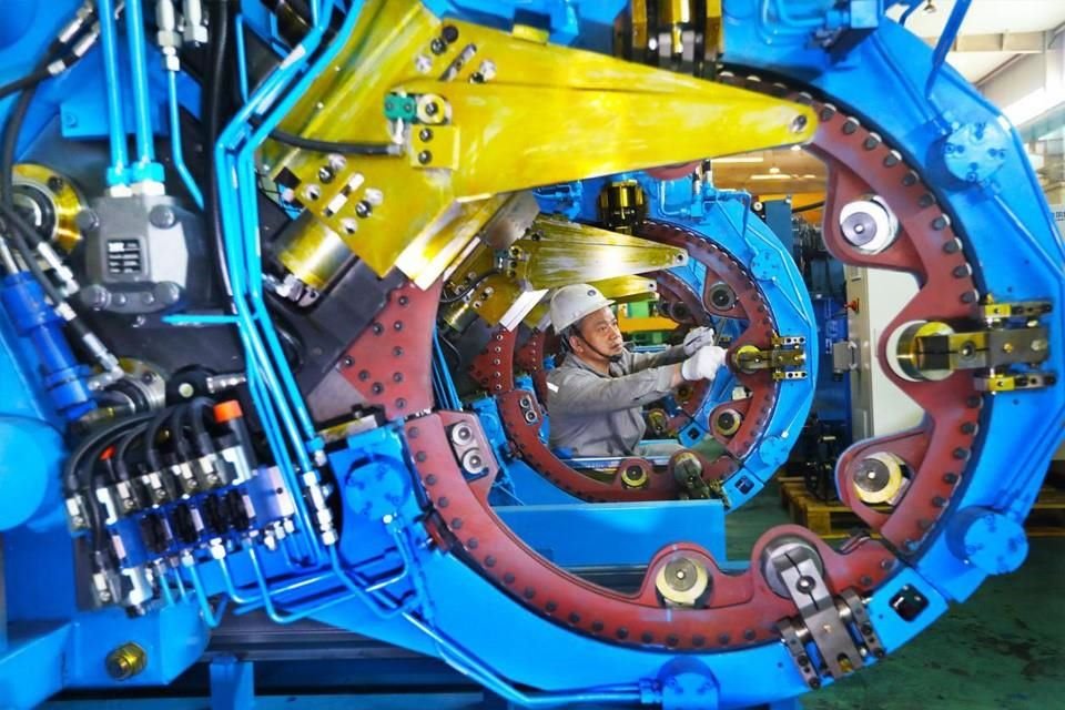 Empleados de Taier Heavy Industry Co., Ltd, ubicado en la Zona de Desarrollo Económico y Tecnológico de Ma'anshan, provincia de Anhui, montan un robot de metalurgia inteligente.