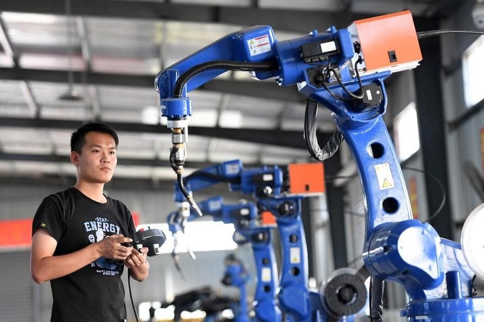 Un empleado de Huashi Technology Co., Ltd ajusta un robot de soldadura en la ciudad de Gaoan, provincia de Jiangxi, el 22 de septiembre de 2021.