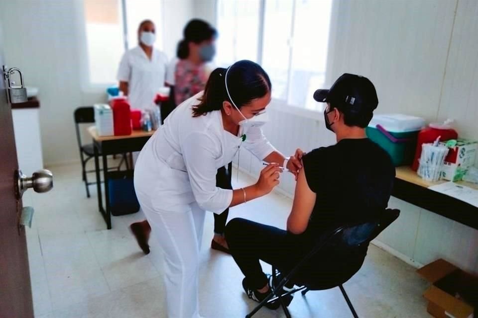 En la Clnica-Hospital del ISSSTE de Xalapa inici la vacunacin contra COVID-19 a nios y nias de 12 a 17 aos, as como a derechohabientes con comorbilidades.