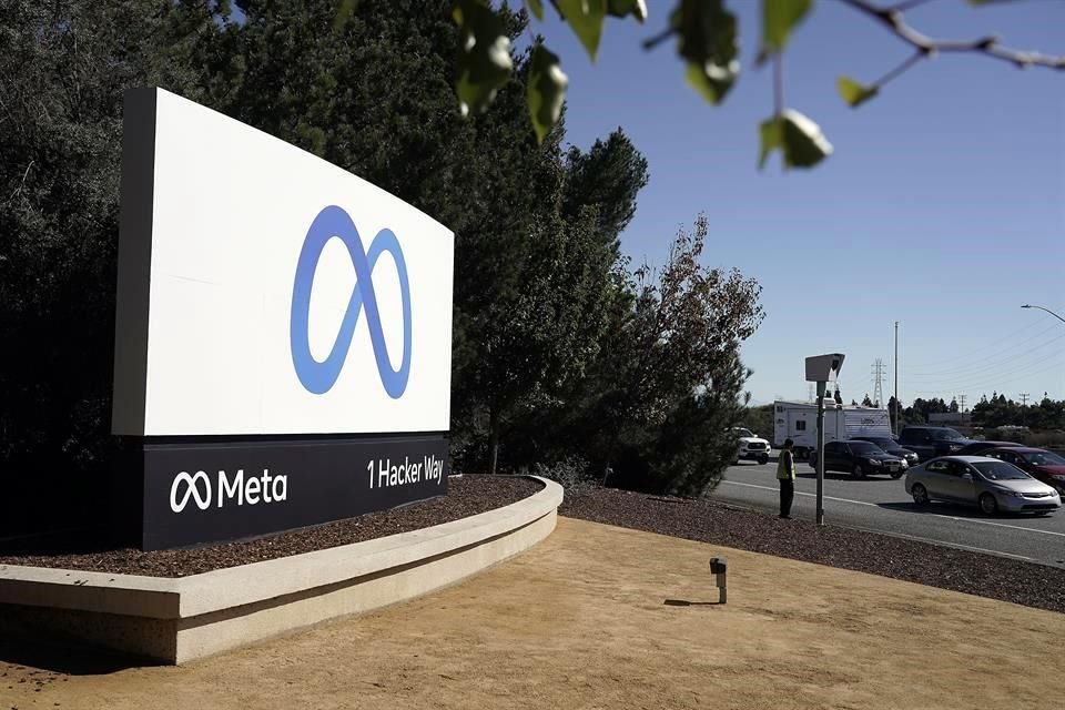 Facebook reveló su nuevo logo y nombre afuera de sus oficinas corporativas en Menlo Park, California.