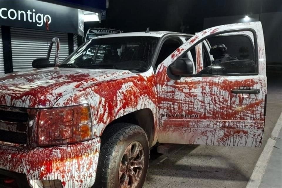 En Sinaloa, autoridades frenaron una camioneta que circulaba con sangre falsa en la carrocería.