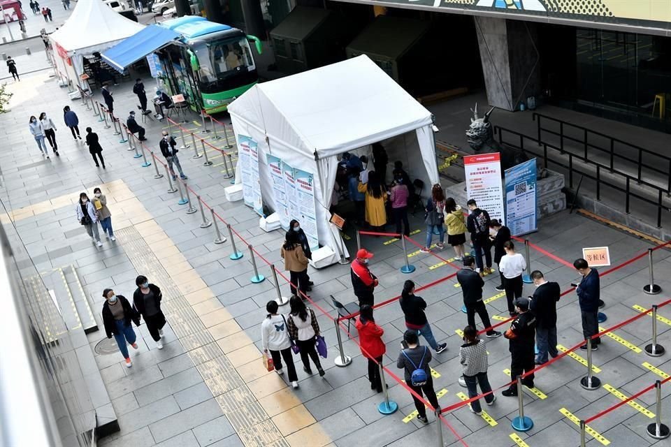 Residentes hacen fila para recibir vacunas contra Covid-19 en un sitio móvil cerca de la zona comercial de Xidan, en el centro de Beijing.