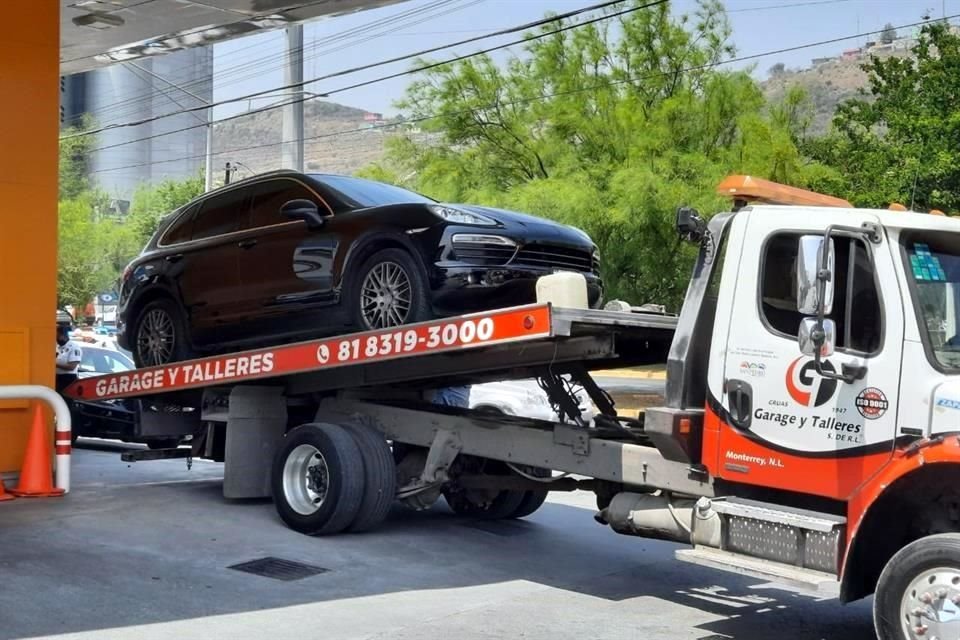 La camioneta fue asegurada por la autoridad municipal con el apoyo de una grúa.