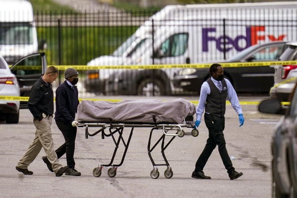 Autoridades remueven un cuerpo de una víctima del tiroteo en el almacén de Indianápolis.