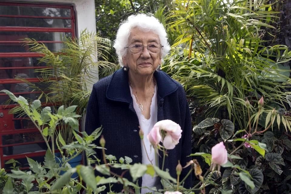 La poeta de 98 años imparte actualmente dos talleres, por lo pronto virtuales: uno en la Casa de Poeta y otro en la Escuela de Periodismo Carlos Septién García.