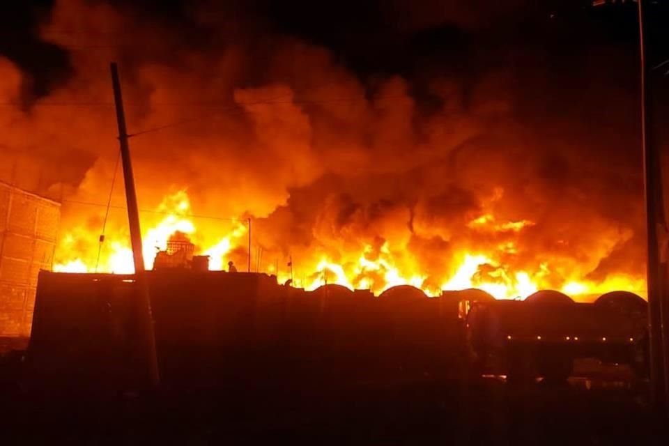 Habitantes de casas aledañas fueron evacuados ante le fuego.