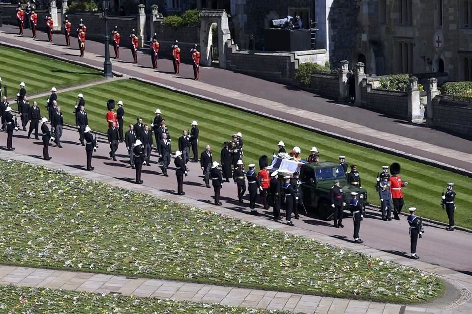 El ataúd del Príncipe Felipe salió del Castillo de Windsor con dirección a la Capilla de San Jorge.