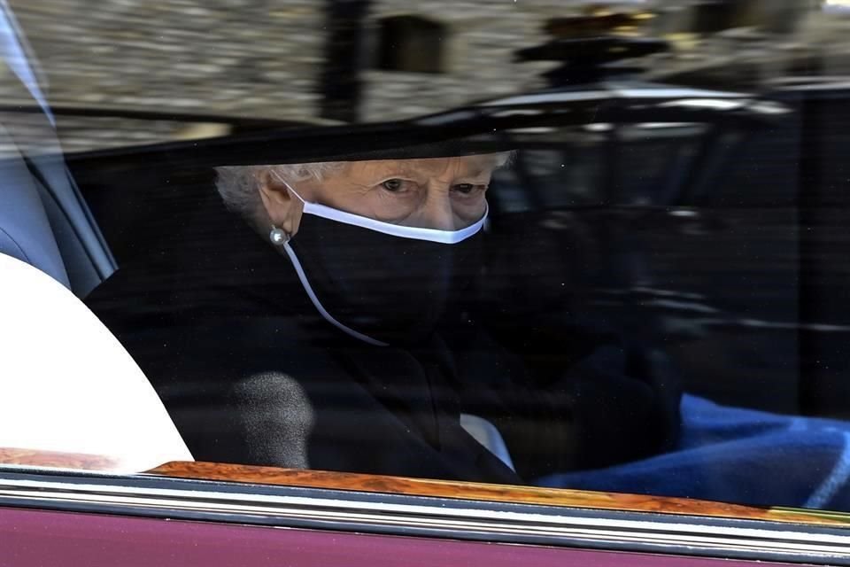 La Reina Isabel II viajó en un Bentley desde el Castillo de Windsor hasta la Capilla de San Jorge, para el funeral de su fallecido esposo, Felipe de Edimburgo.