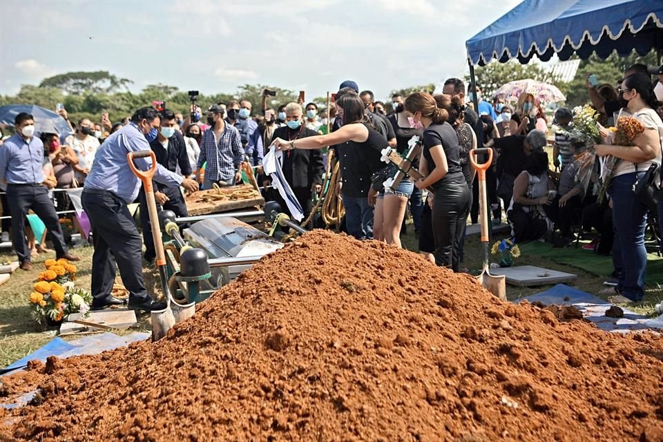 Los restos de Octavio fueron sepultados este lunes en Villahermosa.