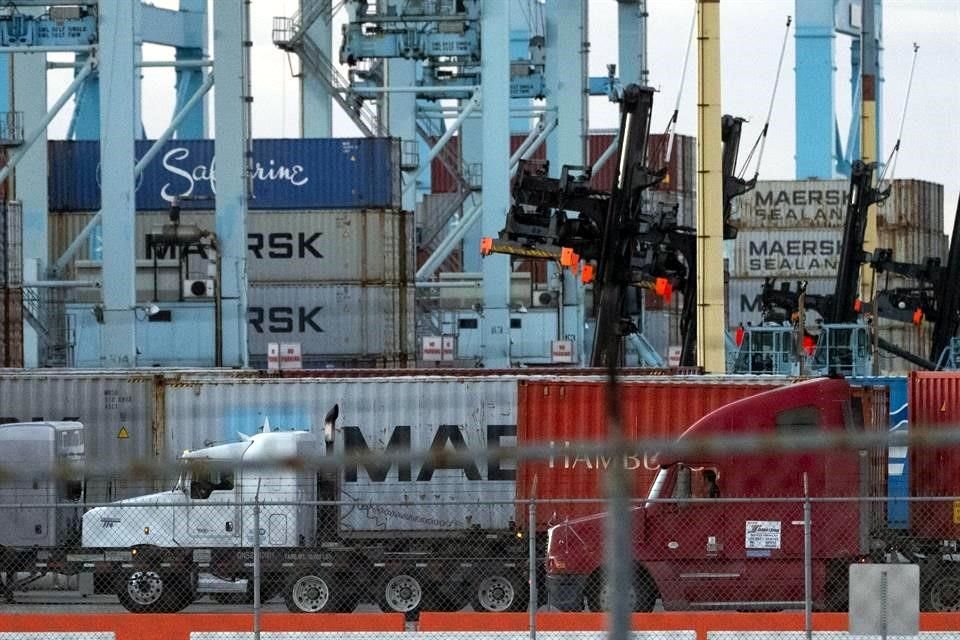 De enero a octubre, México exportó a Estados Unidos un monto récord de 399 mil 176 millones de dólares, un incremento anual de 4.5 por ciento.