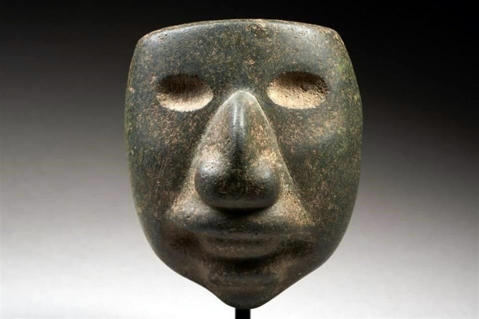 Máscara perteneciente a la cultura maya, vendida en 2 mil 600 euros de acuerdo con la página web de ArtCurial. La pieza está fechada hacia el 600-900 a.C.