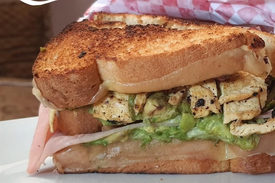 Catástrofe Sandwich Bar  usa ingredientes sencillos como aguacate, pollo, quesos y condimentos.