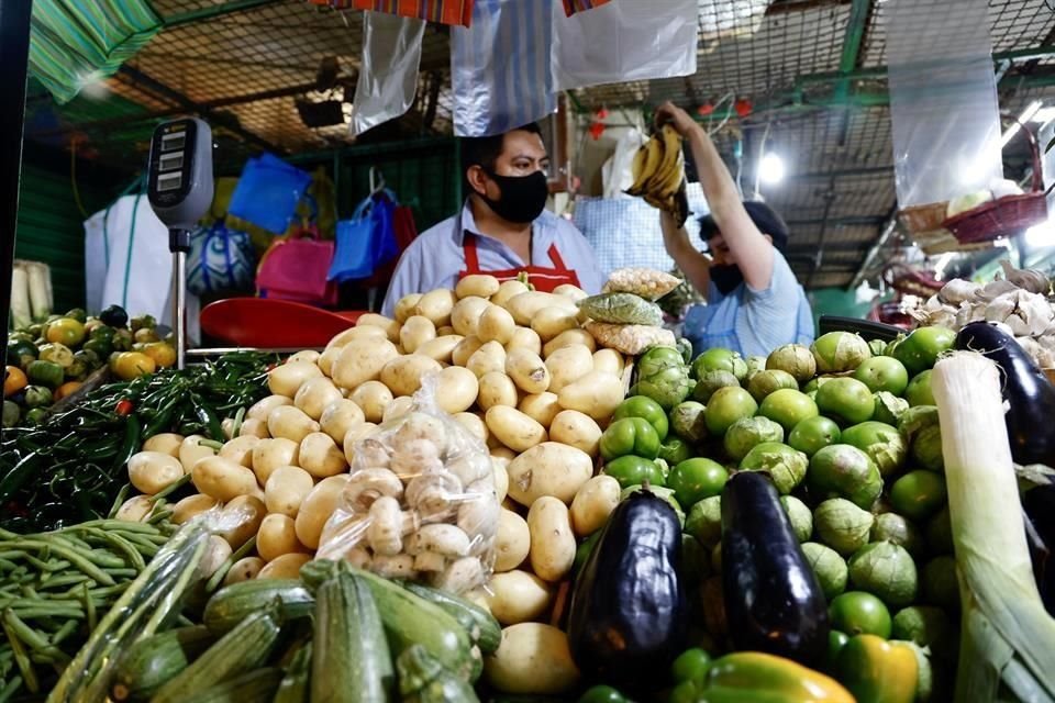 Dentro del índice no subyacente, los precios de frutas y verduras subieron 17.80%.
