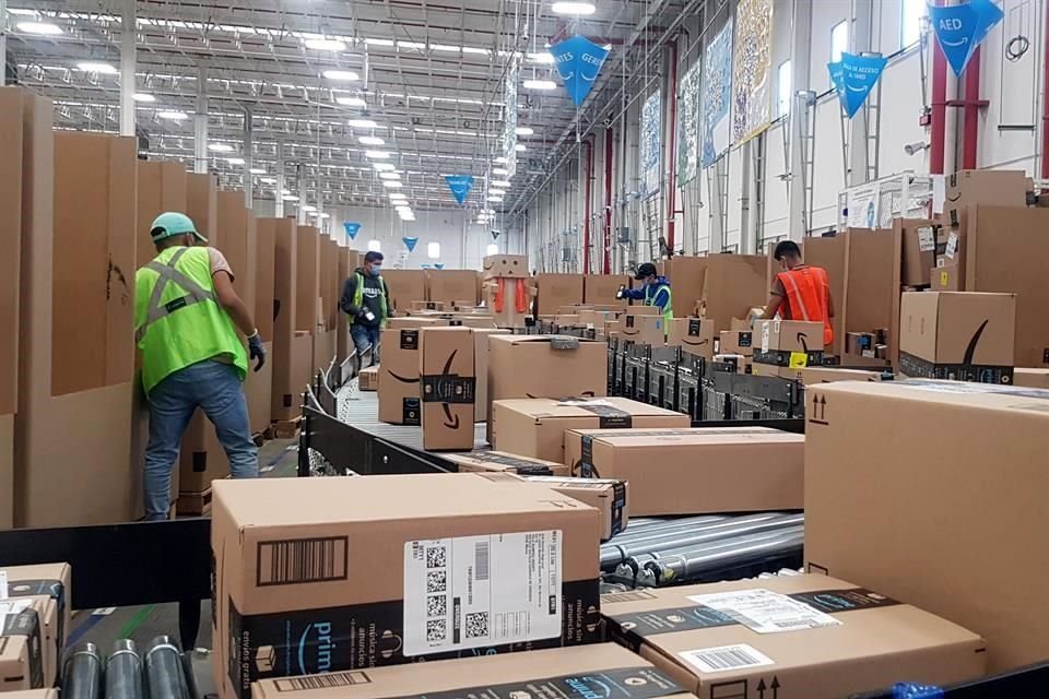 El centro de distribución de Amazon en Apodaca emplea de forma directa a 300 personas, pero para esta temporada sumaron a 200 temporales.