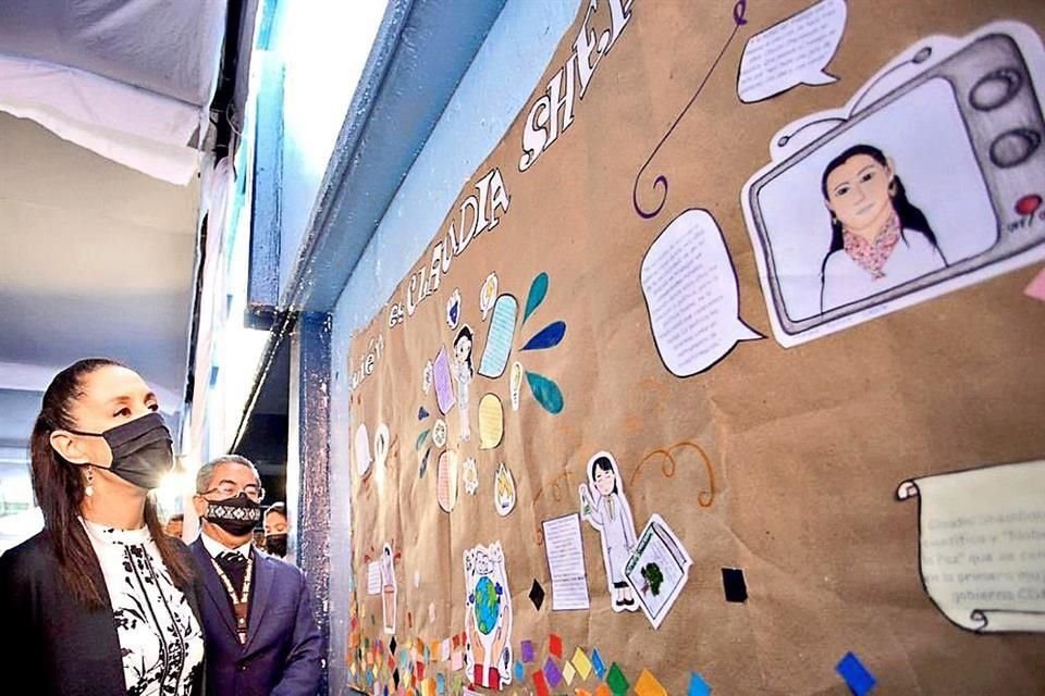 . En una secundaria de la Alcaldía Venustiano Carranza se colocó un mural para elaborar reseñas de la Jefa de Gobierno.