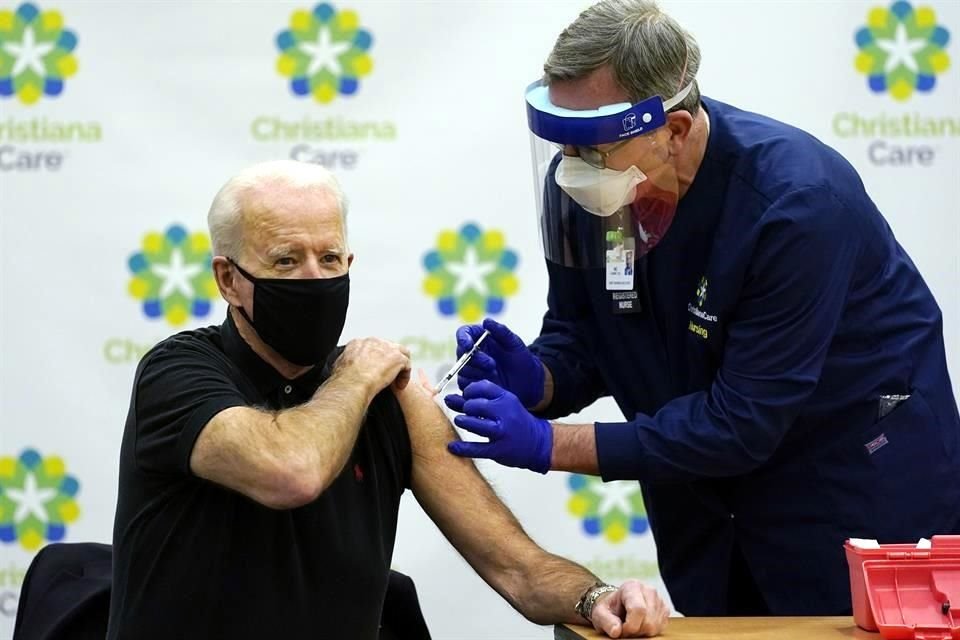 El Presidente Joe Biden al recibir su segunda dosis de la vacuna contra Covid-19.