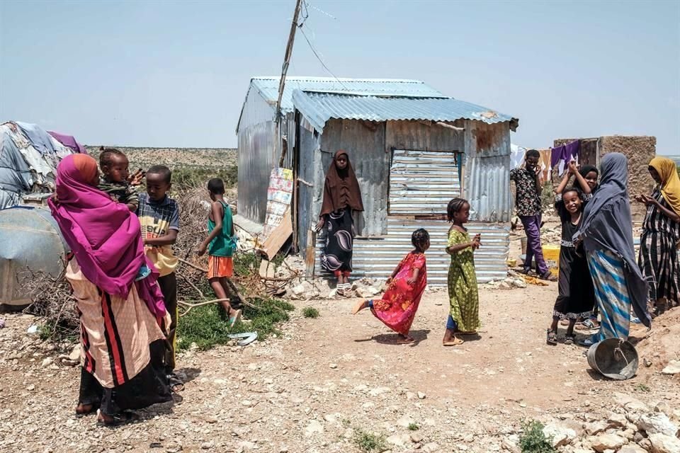 Personas conviven fuera de sus casas en un campamento improvisado para desplazados a las afueras de Hargeisa, Somalilandia.
