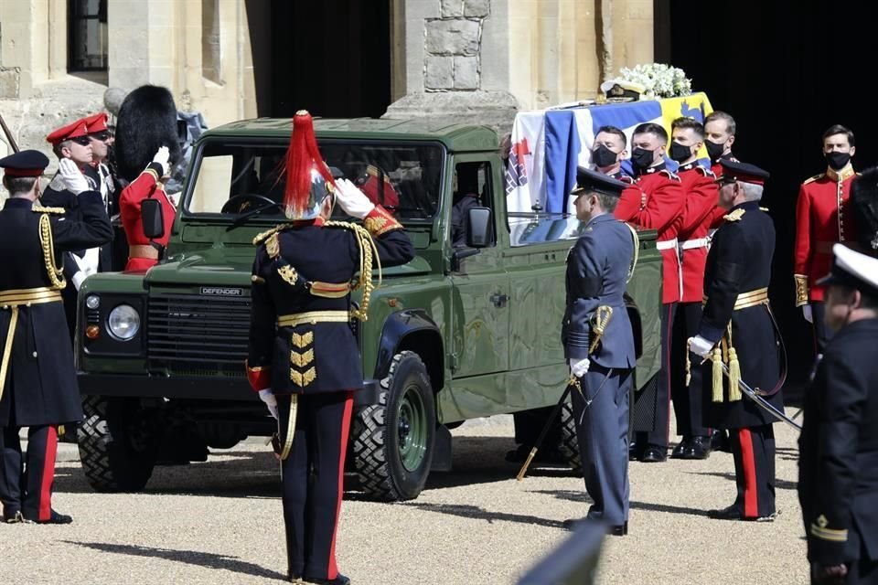 El ataúd con el cuerpo del Duque de Edimburgo, quien falleció el 9 de abril, fue trasladado en un Land Rover que él mismo ayudó a acondicionar.