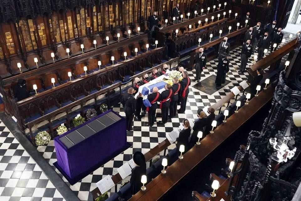 La ceremonia fue celebrada por Justin Welby, arzobispo de Canterbury, y por David Conner, decano de Windsor.