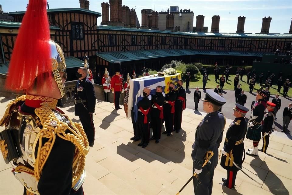 Representantes de la Marina Real, de la Fuerza Aérea Real y del Ejército participaron en la procesión, por la afiliación que tenía el Príncipe Felipe con las fuerzas armadas.