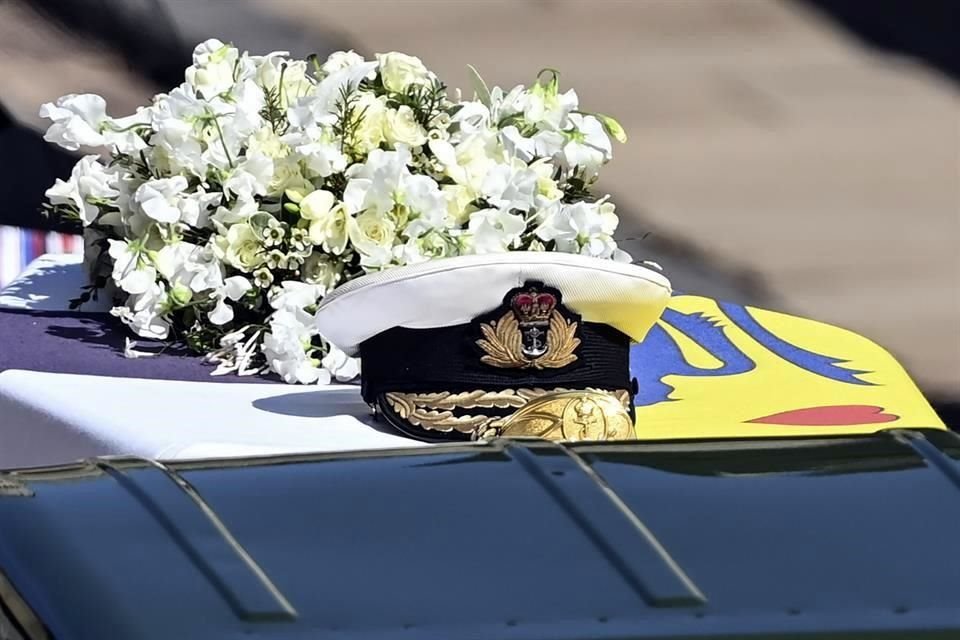 Un kepi de la Marina Real fue colocado encima del ataúd del Duque de Edimburgo.