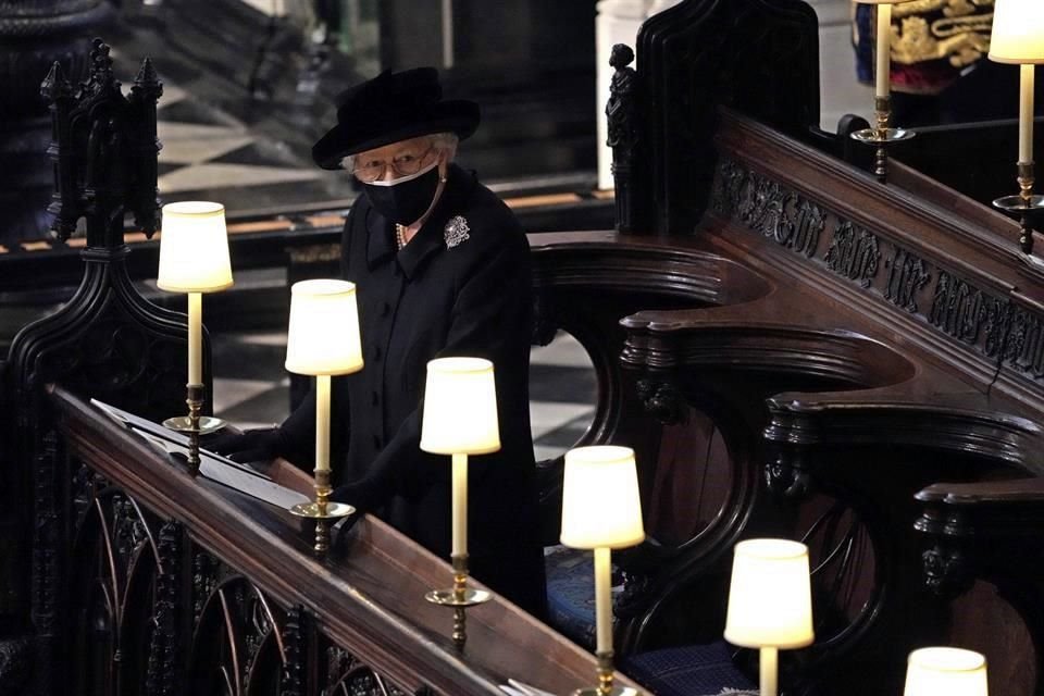 Por las medidas tomadas por la pandemia, la Reina Isabel II estuvo sola en la ceremonia celebrada en la Capilla de San Jorge.