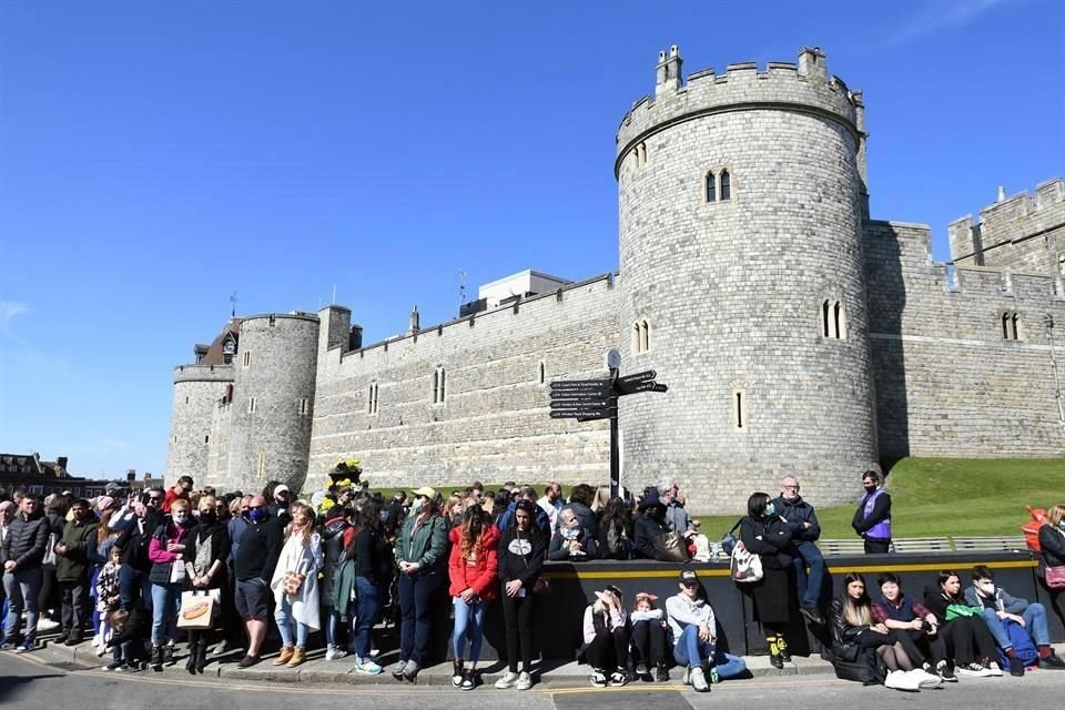 La gente se reunió afuera del Castillo de Windsor para despedir al Príncipe Felipe.
