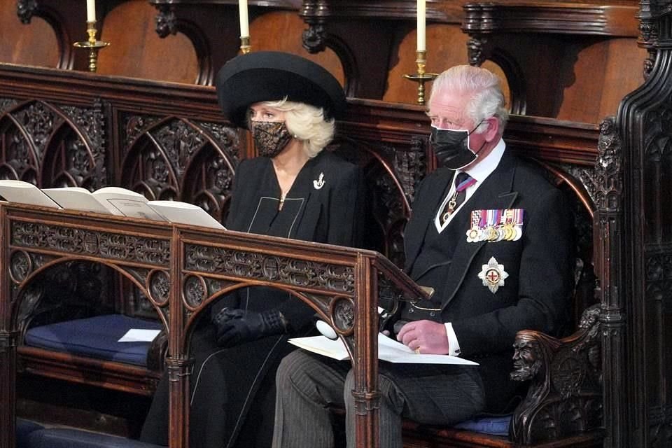El Príncipe Carlos estuvo acompañado de su esposa, Camila, Duquesa de Cornwall.