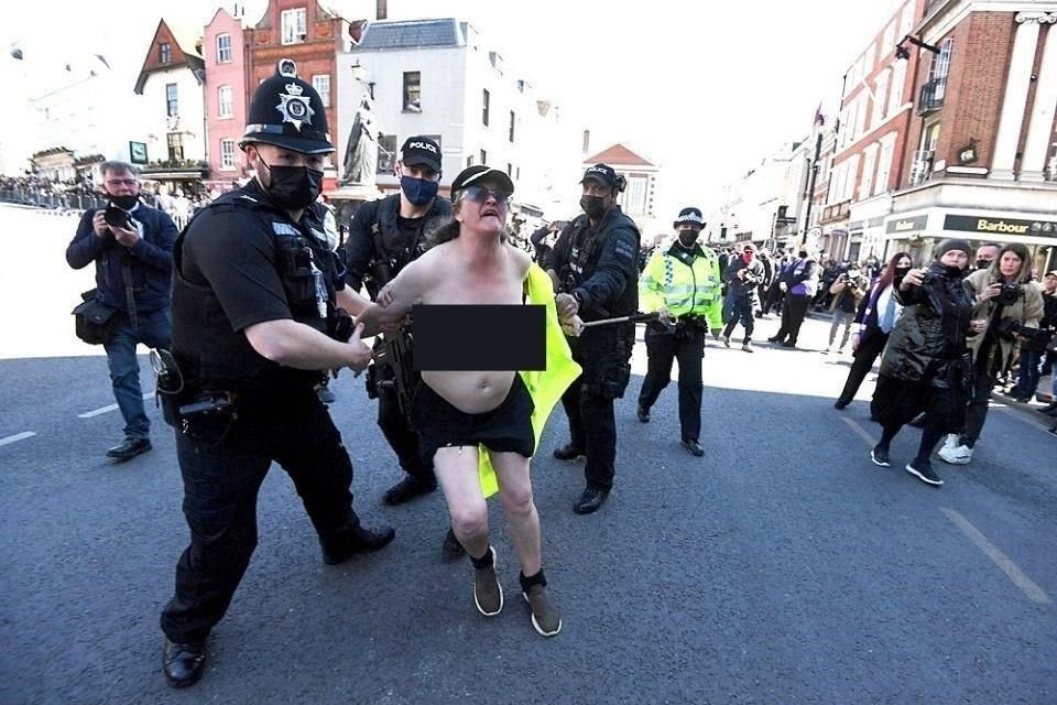 Una mujer fue detenida por protestar en topless durante el funeral del Príncipe Felipe. 'Salven al planeta', gritaba la manifestante.