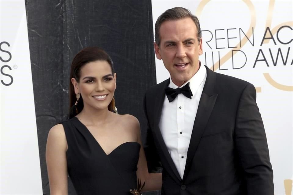 Carlos Ponce y Karina Banda se casaron por el civil el 30 de julio del 2020, cuando termine la pandemia planea hacer una gran fiesta en México para celebrarlo.