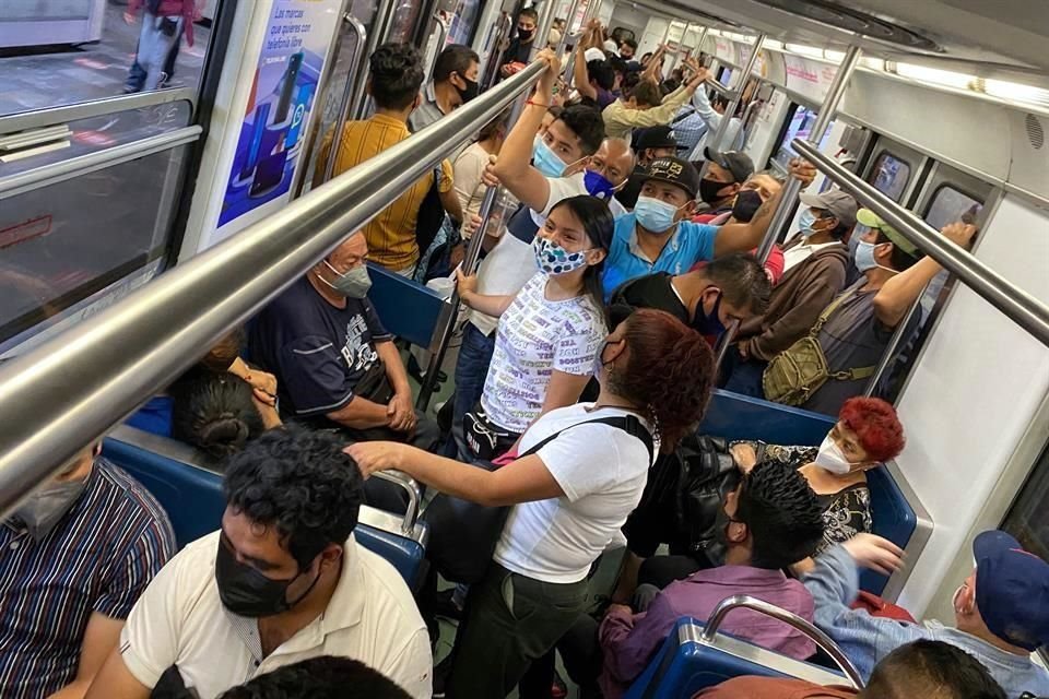 Tras su caída histórica de pasajeros en enero, el Metro recuperó nueve millones de usuarios en febrero para alcanzar un total de 50 millones, lo que corresponde con la recuperación de la Ciudad de México tras el peor pico de la pandemia, de acuerdo con cifras del Inegi.