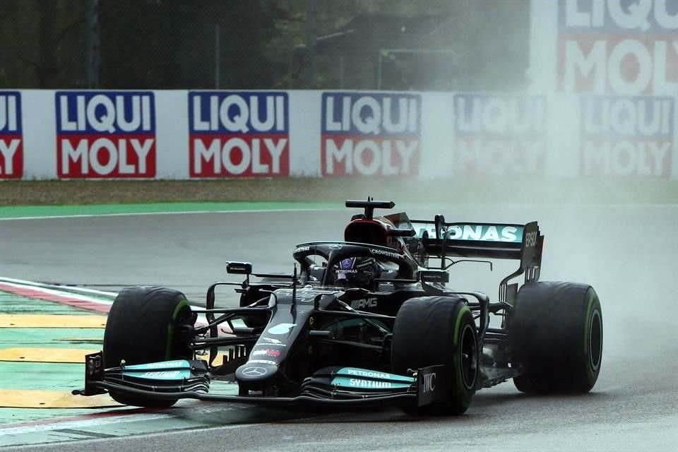 El británico Lewis Hamilton se repuso después de derrapar fuera de la pista y alcanzó el podio en Imola.