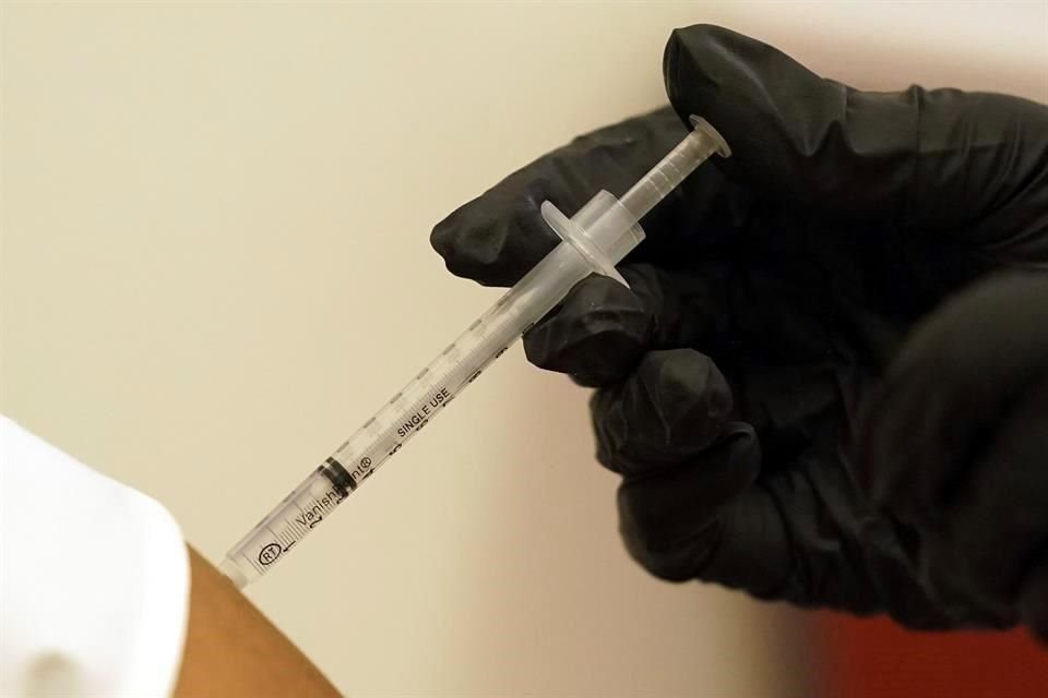 Una persona inyecta una dosis de la vacuna de Pfizer en Dallas, Texas.