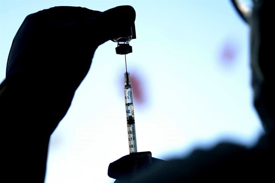 La Casa Blanca planea invertir en un plan de elaboración de vacunas contra el Covid-19 de hasta mil millones de dosis al año, según The NYT.