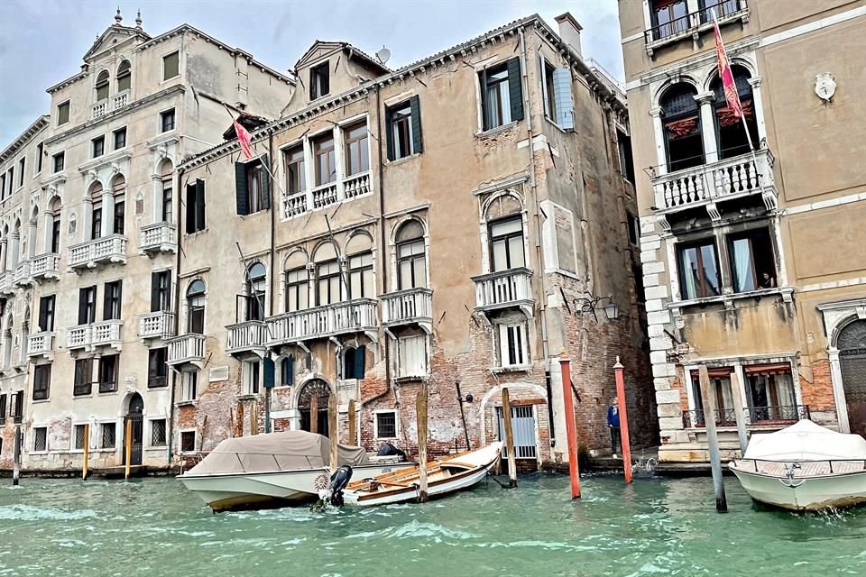 Venecia es una de las ciudades más bellas del mundo. Protagonista de obras literarias y cinematográficas hay que gozar de sus calles y canales, al menos una vez en la vida.