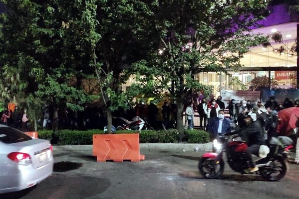 Ex empleados de salud que exigen plazas bloquearon ayer accesos al edificio del Insabi, en CDMX, y retuvieron al menos a 300 empleados al interior.