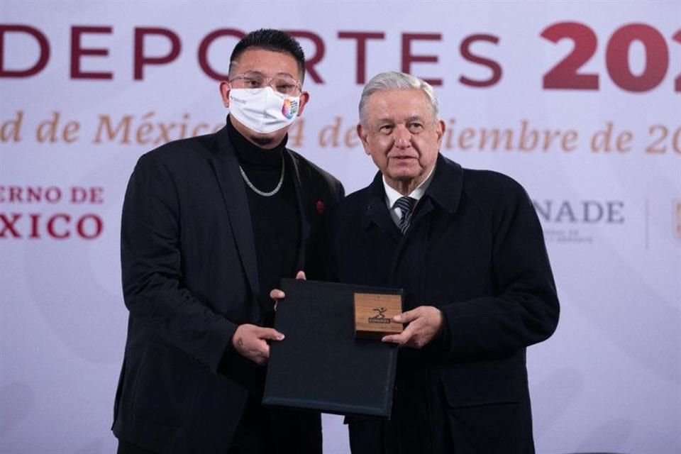 Julio Urías y el Presidente Andrés Manuel López Obrador.