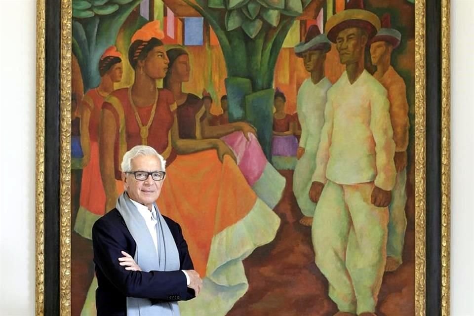 El empresario argentino Eduardo Constantini posa junto al cuadro 'Baile en Tehuantepec (1928)', de Diego Rivera, que se exhibe en el MALBA.