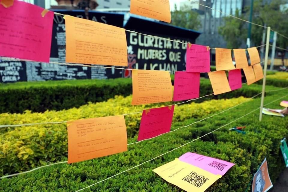 Sobre Paseo de la Reforma, diversas colectivas ponen las denuncias anónimas en trozos de papel con dos colores.