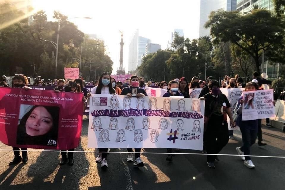 Madres de víctimas de feminicidio encabezan la marcha del 25N sobre Paseo de la Reforma.