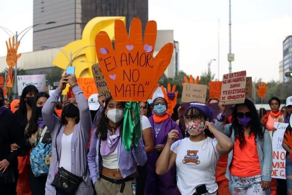 Este jueves dio inicio la marcha por la Eliminación de la Violencia contra las Mujeres del Monumento a la Revolución rumbo al Zócalo capitalino.