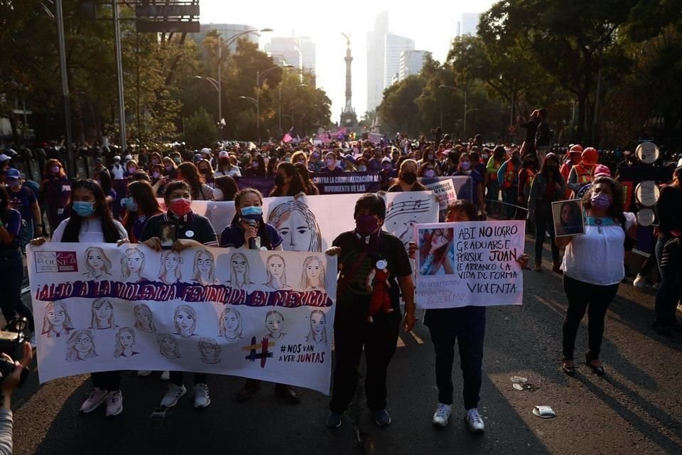 Contingentes de colectivos feministas se encaminan hacía el Zócalo de la Ciudad de México en la marcha por el 25N.