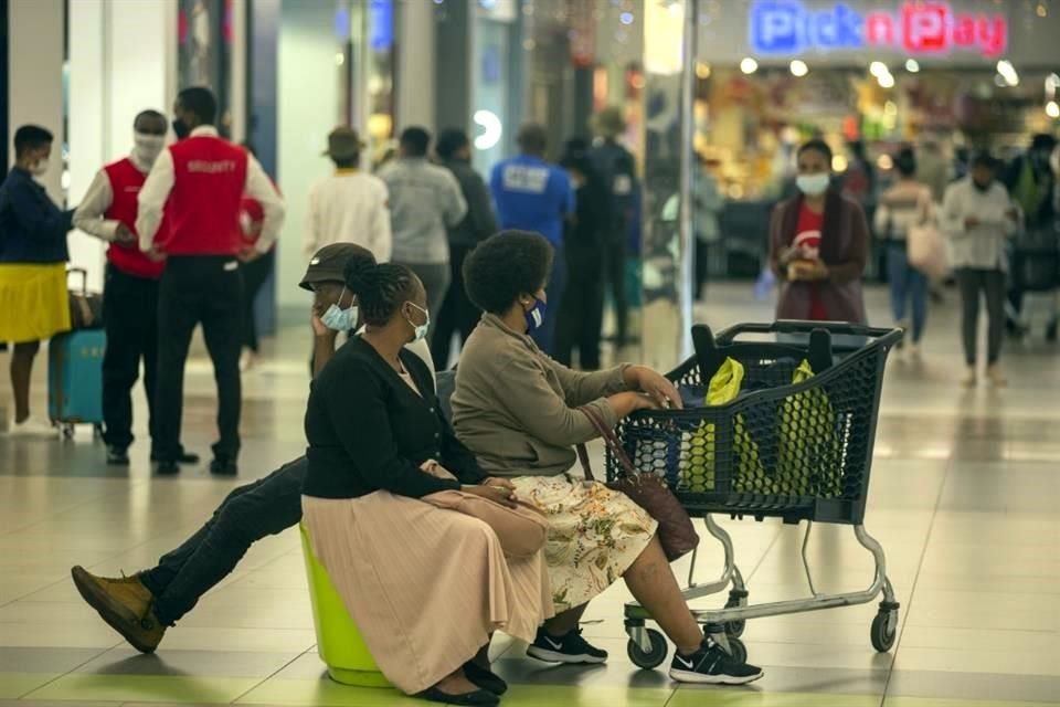 Personas esperan en un aeropuerto de Johannesburgo, Sudáfrica.