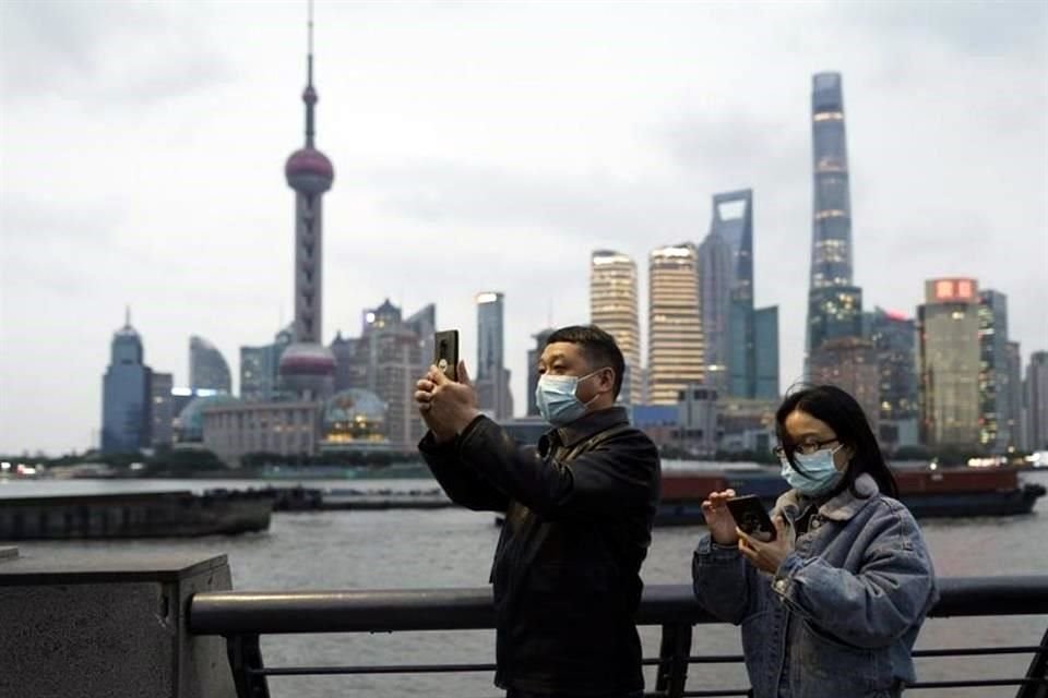 Visitantes se toman fotos en Shanghái, China.
