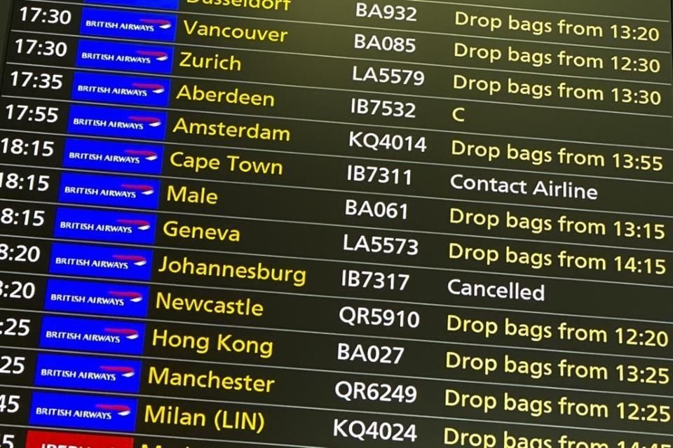 Una pantalla de salidas muestra un vuelo cancelado a Johannesburgo.