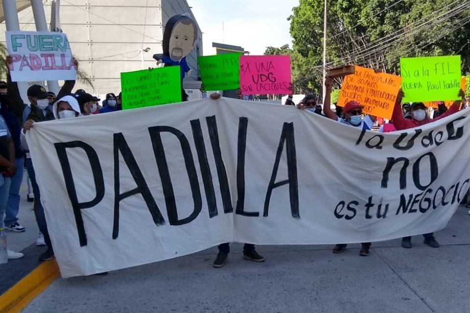 Alrededor de 100 jóvenes se manifestaron afuera de Expo contra Raúl Padilla.